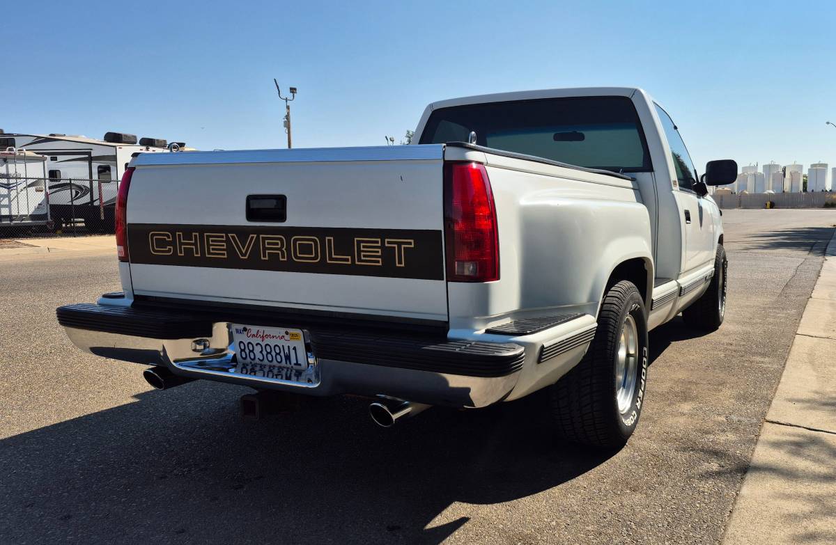 Chevrolet-gmt-400-12-ton-nominal-1990-white-11