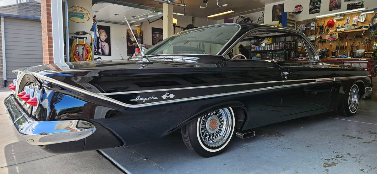 Chevrolet-impala-1961-black-12