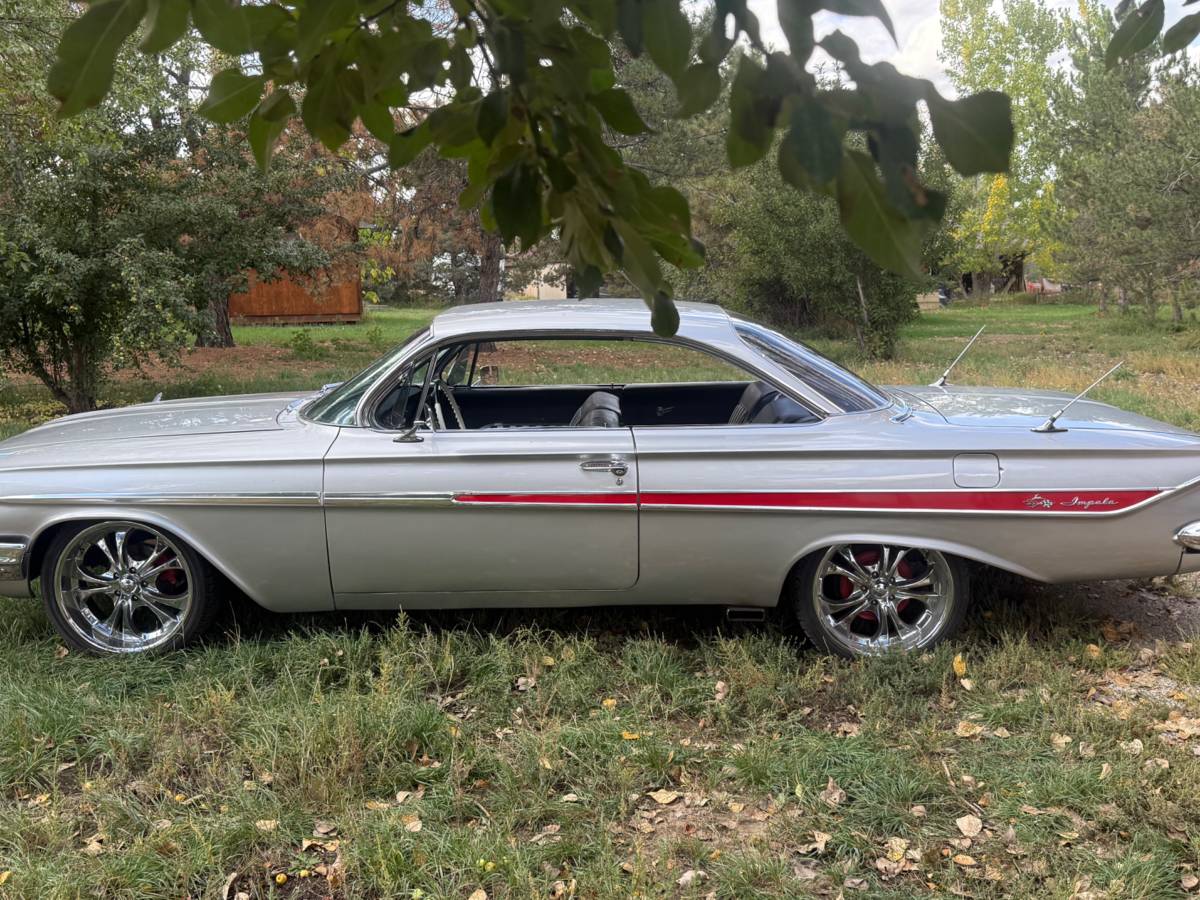 Chevrolet-impala-1961-silver-1