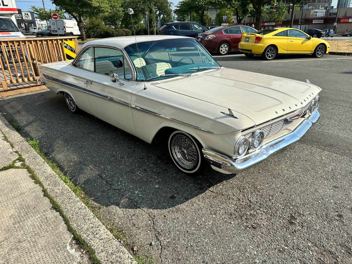 Chevrolet-impala-1961-white-3