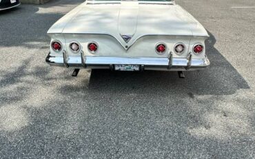 Chevrolet-impala-1961-white-4