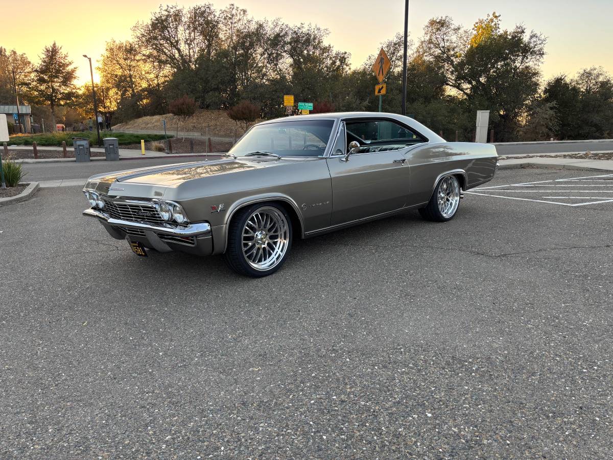 Chevrolet-impala-1965-grey