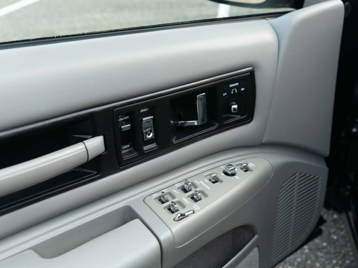 Chevrolet-impala-ss-1996-black-13