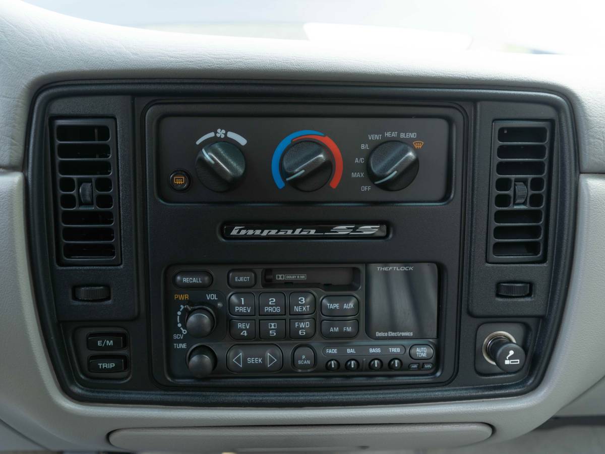 Chevrolet-impala-ss-1996-black-17