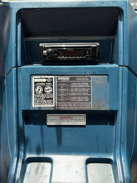 Chevrolet-k20-van-1985-white-10
