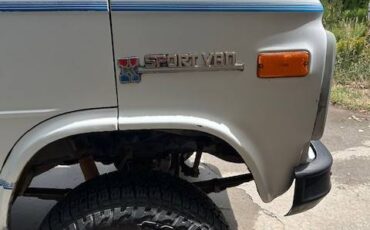 Chevrolet-k20-van-1985-white-11
