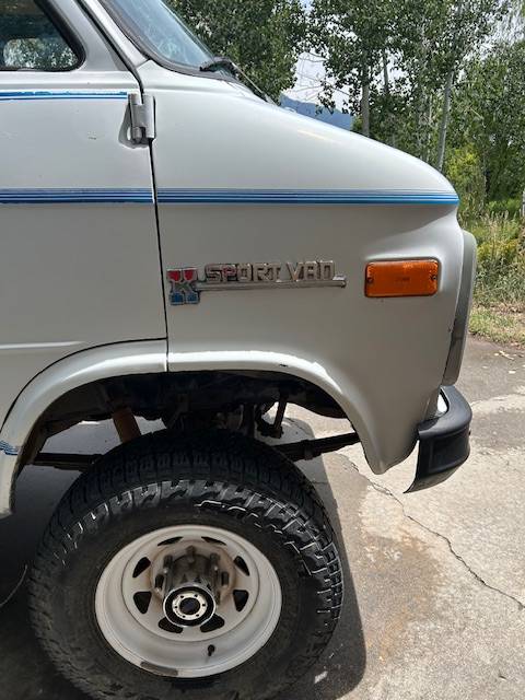 Chevrolet-k20-van-1985-white-11