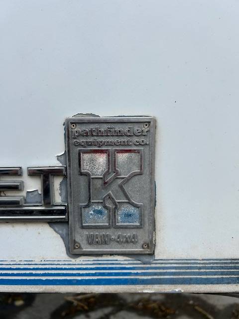 Chevrolet-k20-van-1985-white-13