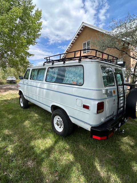 Chevrolet-k20-van-1985-white-18