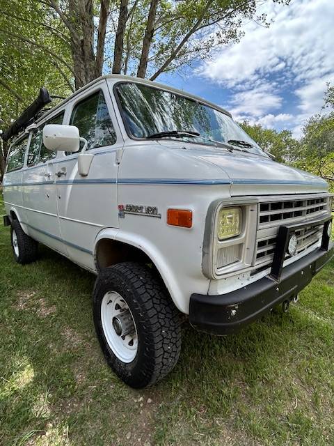 Chevrolet-k20-van-1985-white-19