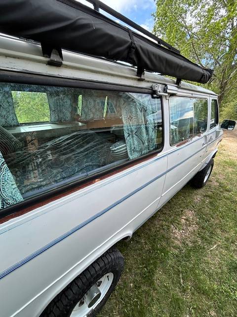 Chevrolet-k20-van-1985-white-22