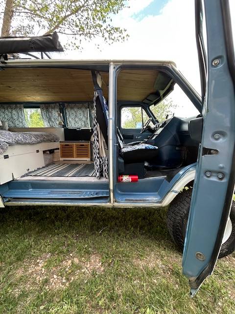 Chevrolet-k20-van-1985-white-7