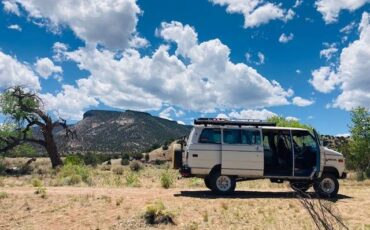 Chevrolet-k20-van-1985-white-8