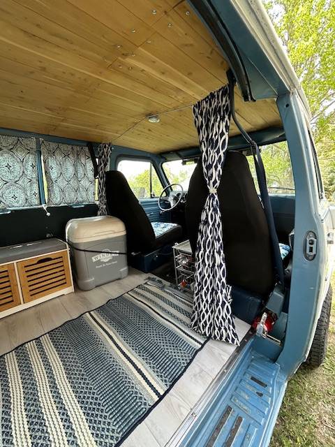 Chevrolet-k20-van-1985-white-9