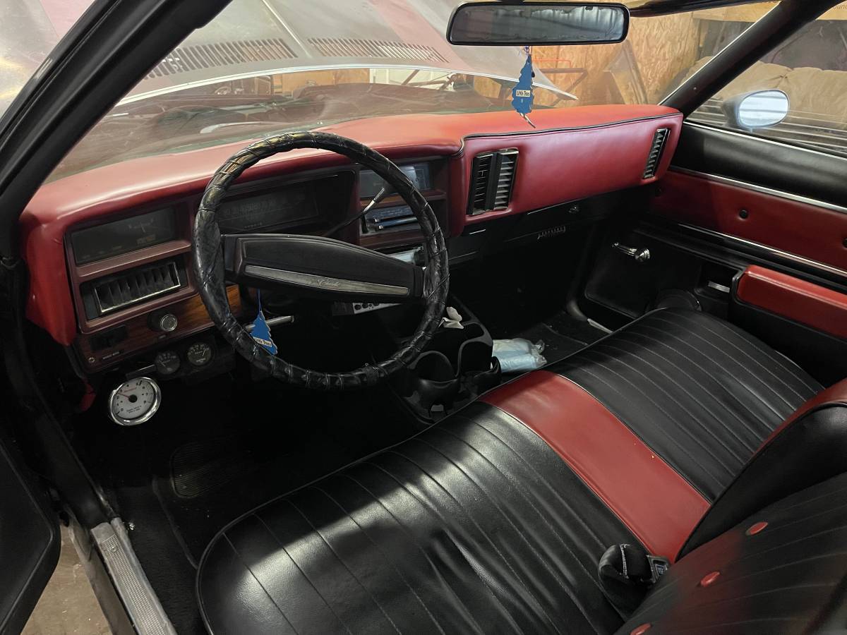 Chevrolet-malibu-classic-1976-black-10