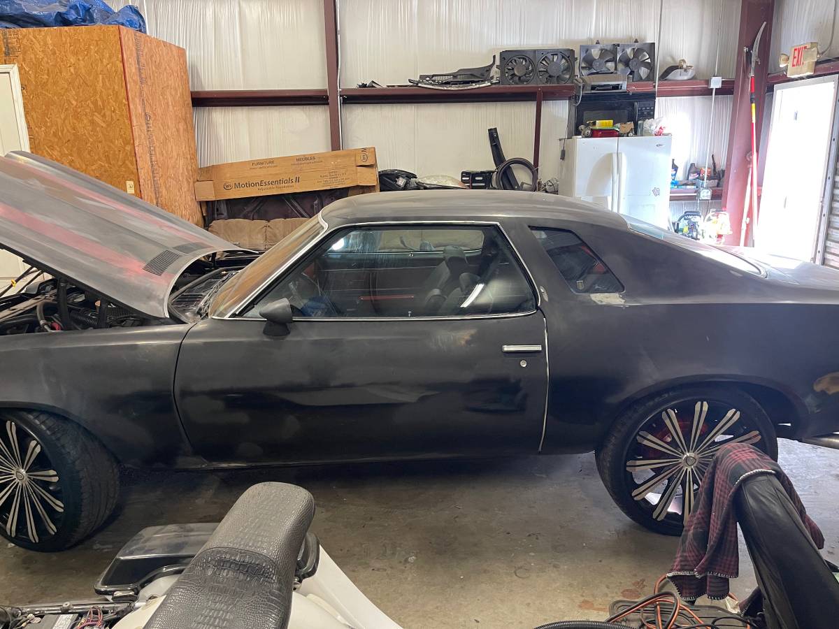 Chevrolet-malibu-classic-1976-black-11