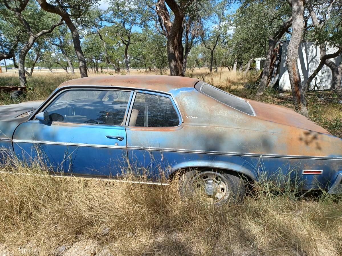 Chevrolet-nova-hatchback-1974-blue-2