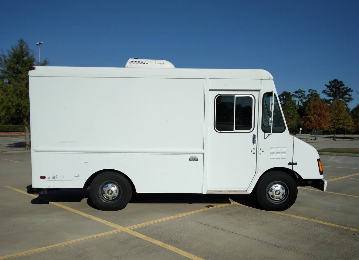 Chevrolet-p-30-step-van-1995-white-1