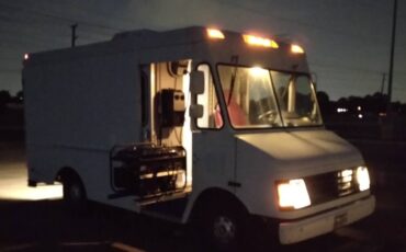 Chevrolet-p-30-step-van-1995-white-10