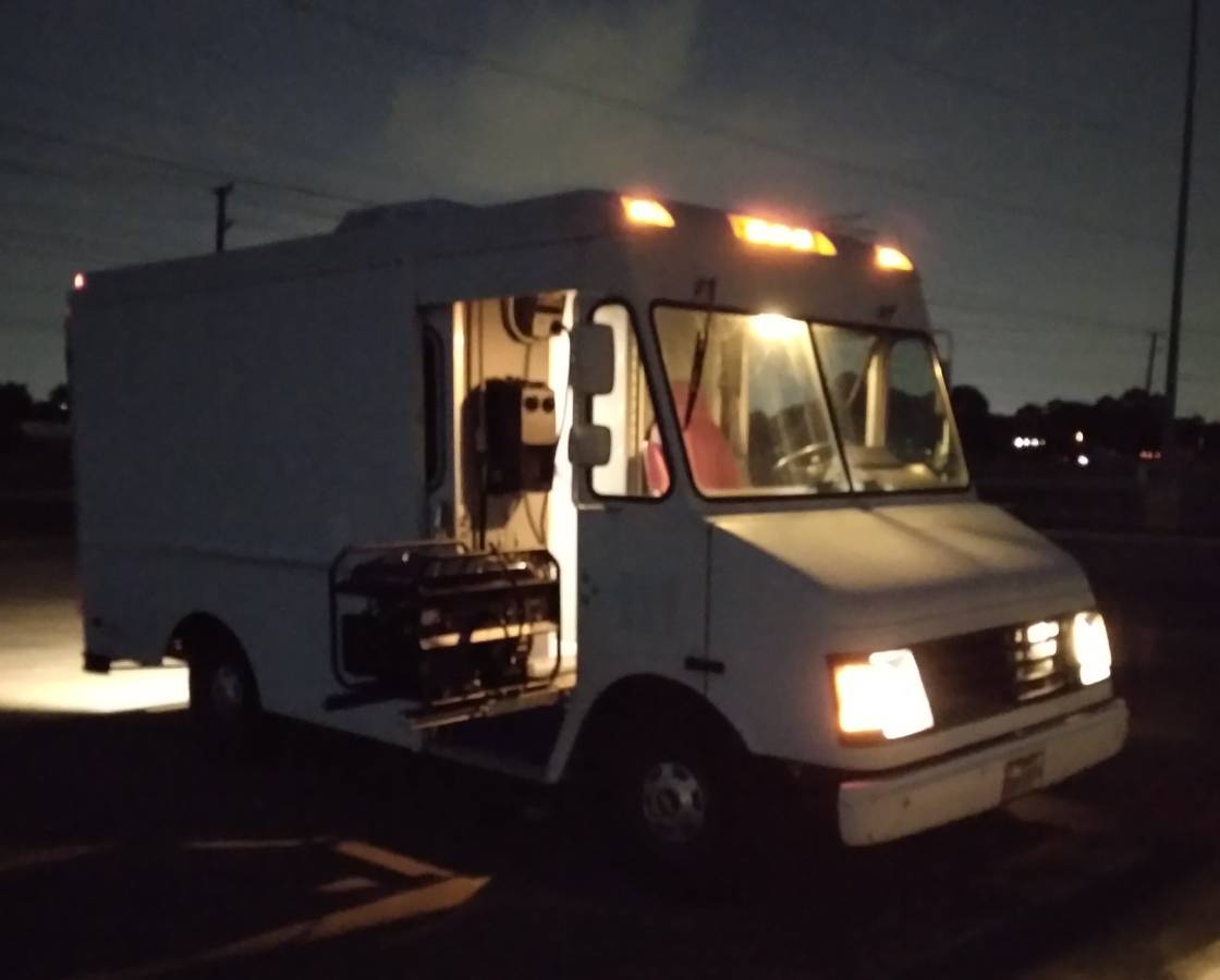 Chevrolet-p-30-step-van-1995-white-10