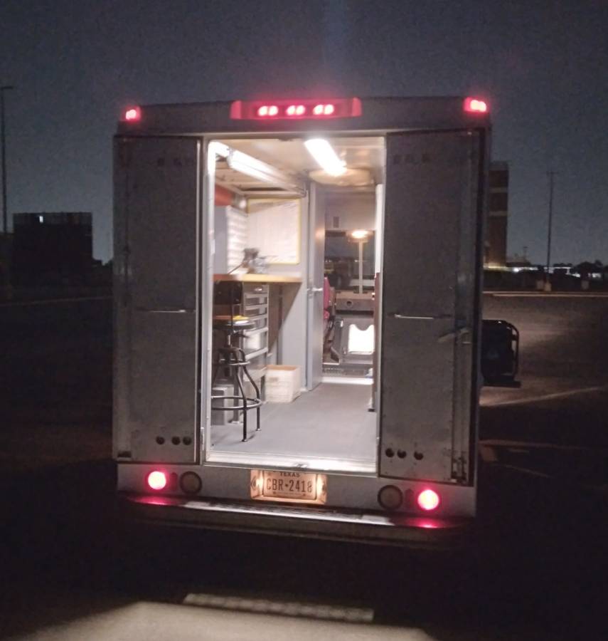 Chevrolet-p-30-step-van-1995-white-11