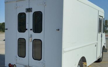 Chevrolet-p-30-step-van-1995-white-2