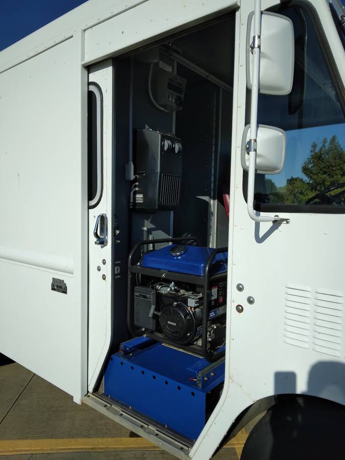 Chevrolet-p-30-step-van-1995-white-4