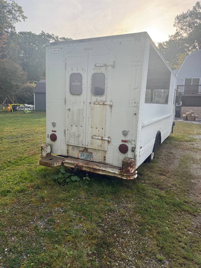 Chevrolet-p-series-1-ton-nominal-1988-white-2