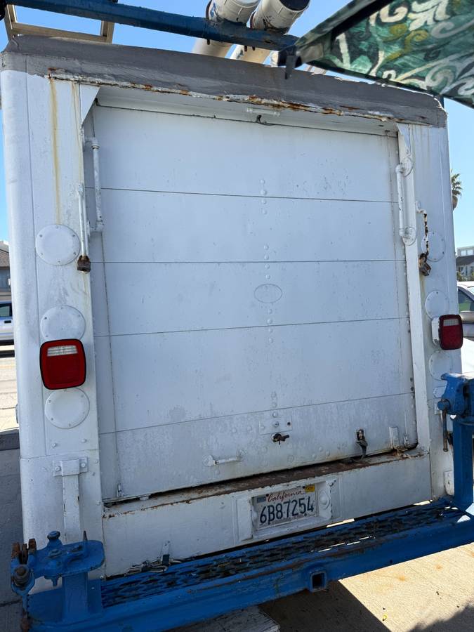 Chevrolet-p30-1984-white-1