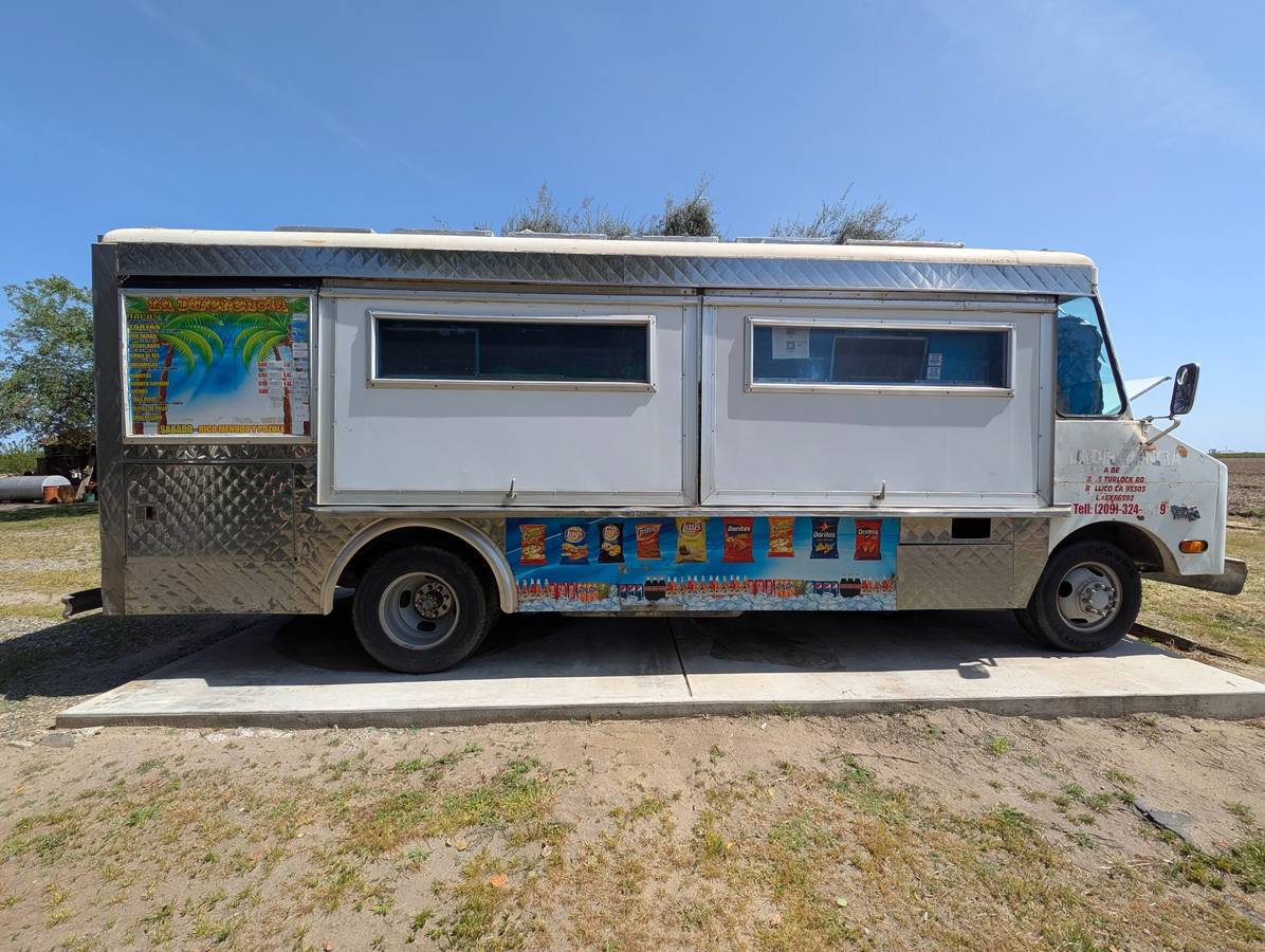 Chevrolet-p30-step-van-v8-1979-white-1