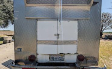 Chevrolet-p30-step-van-v8-1979-white-4