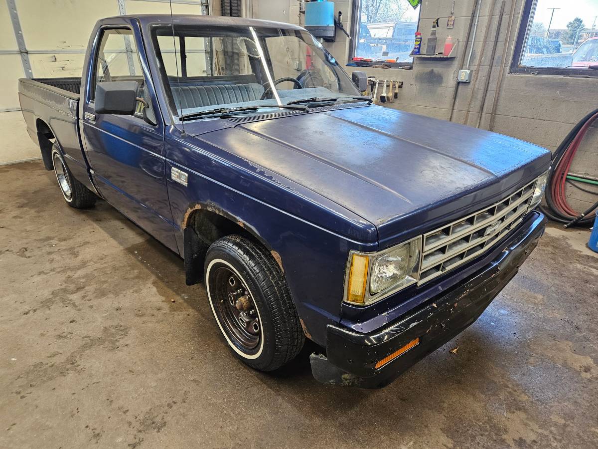Chevrolet-s-10-pickup-small-conventional-cab-1987-blue-1