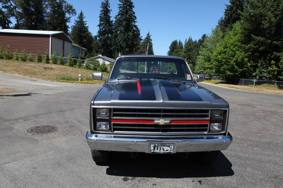Chevrolet-silverado-1986-grey-2