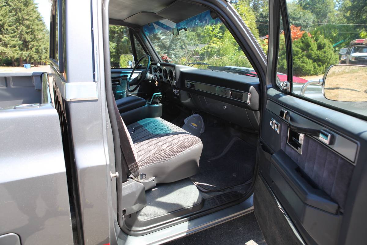 Chevrolet-silverado-1986-grey-4