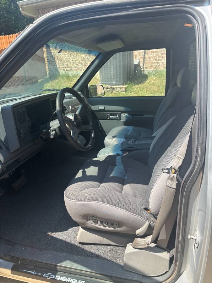 Chevrolet-silverado-1988-grey-2