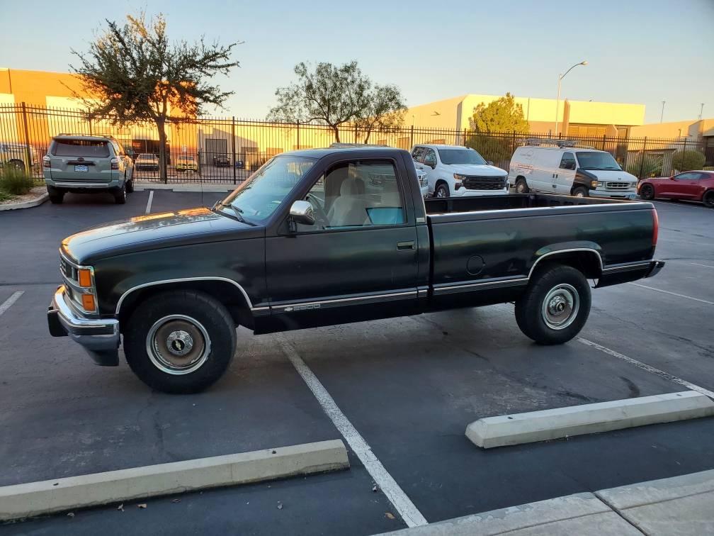 Chevrolet-silverado-c2500-1988-black-4