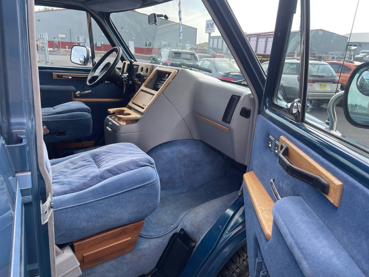 Chevrolet-sport-van-1992-blue-10
