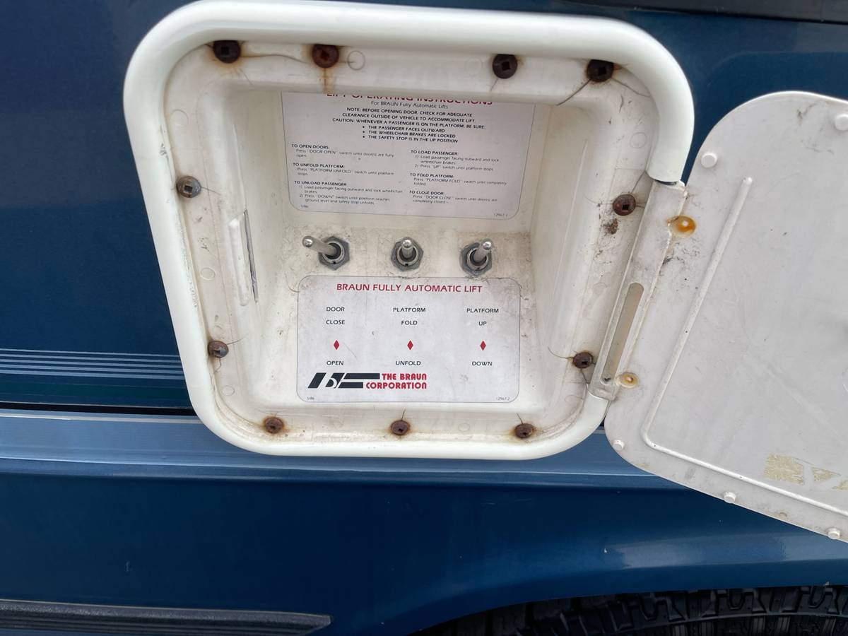 Chevrolet-sport-van-1992-blue-12