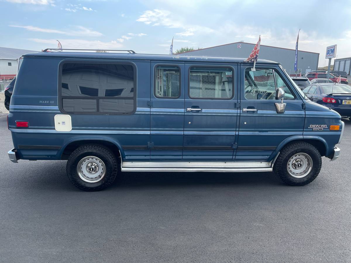 Chevrolet-sport-van-1992-blue-19