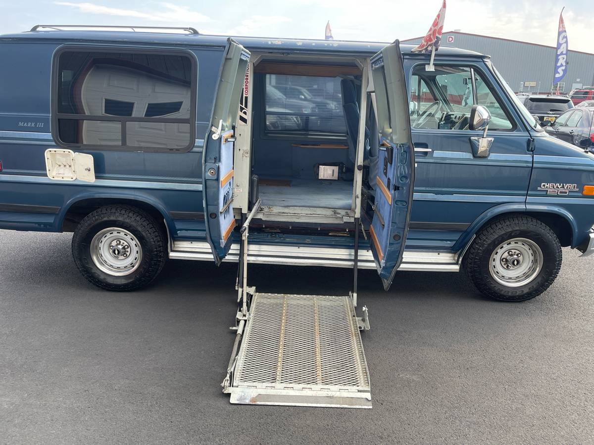 Chevrolet-sport-van-1992-blue-2