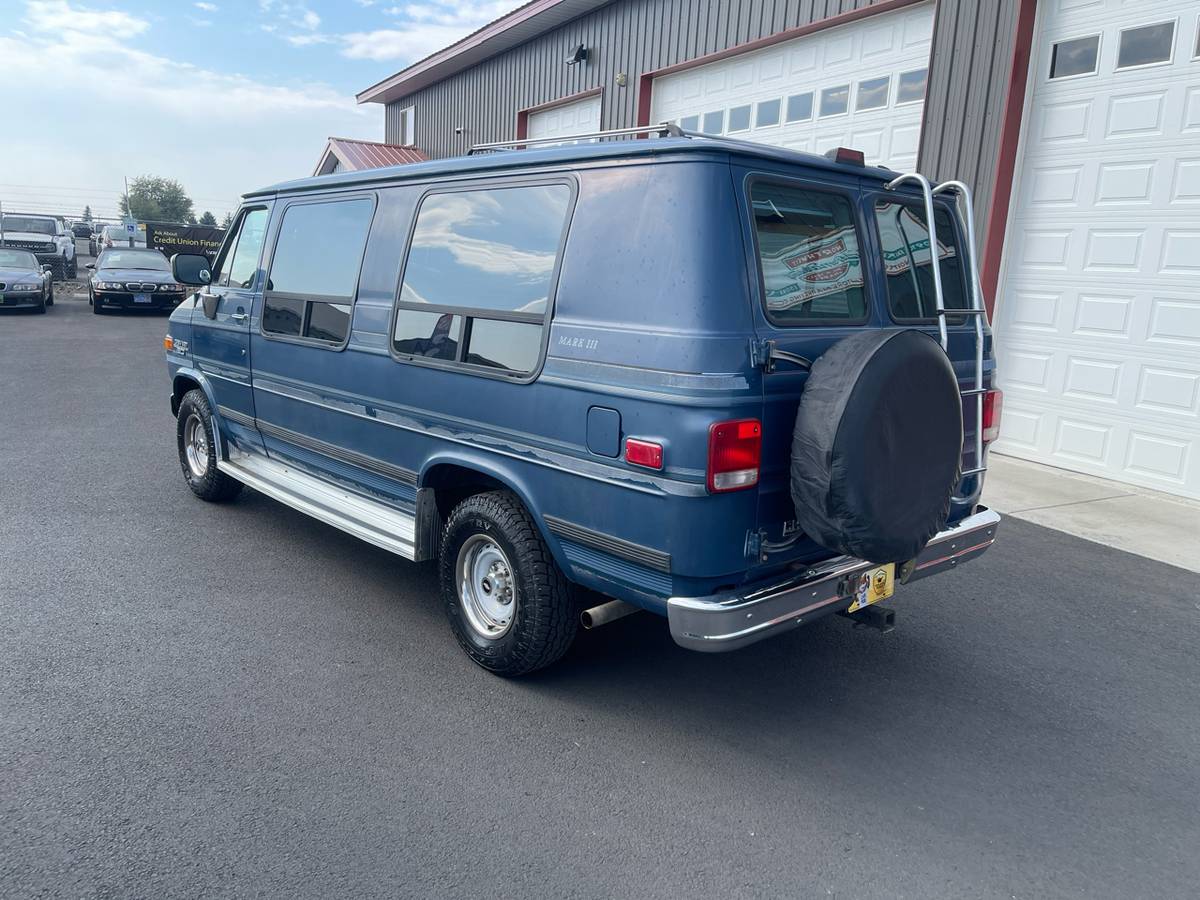 Chevrolet-sport-van-1992-blue-32