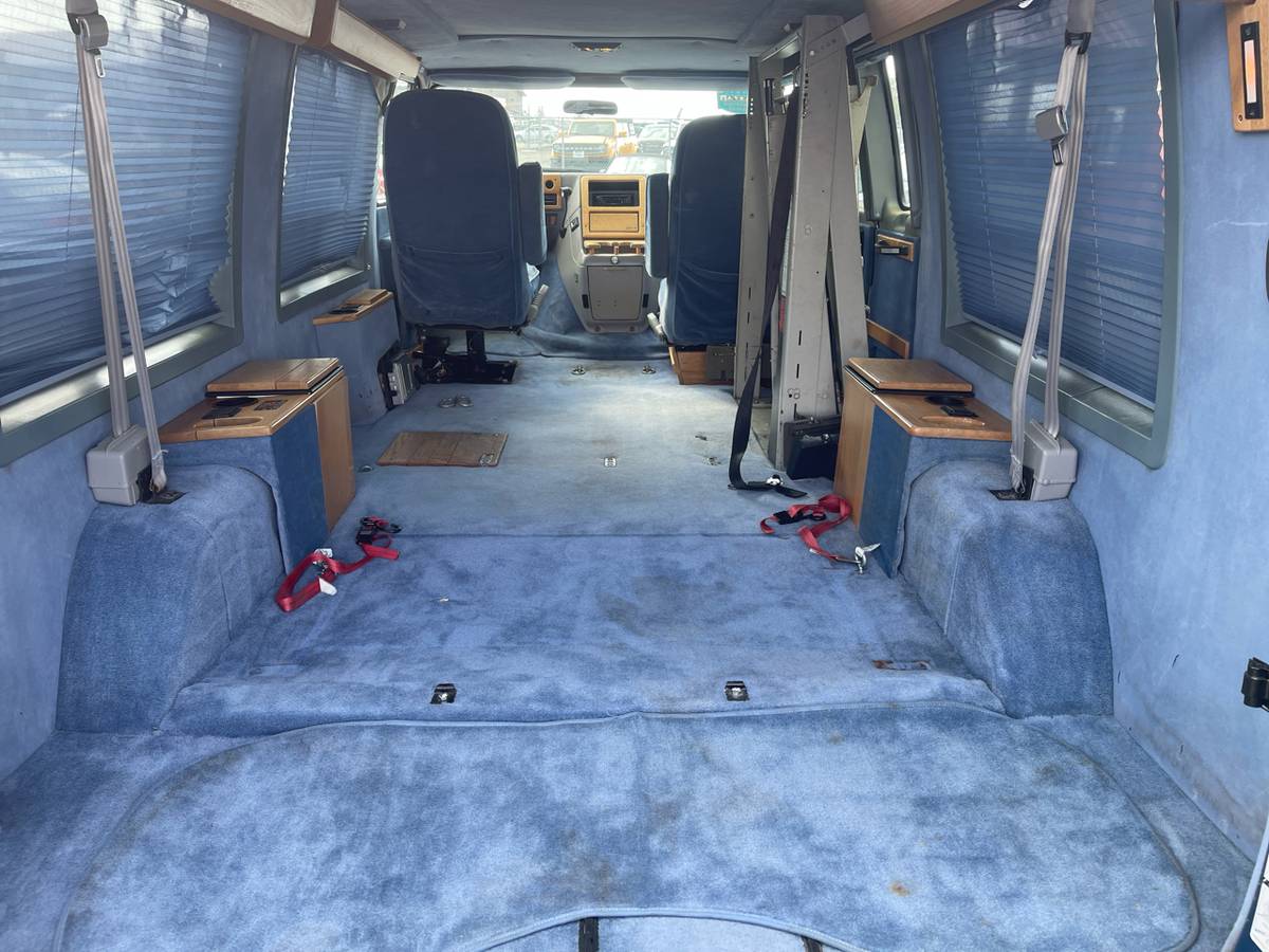Chevrolet-sport-van-1992-blue-39