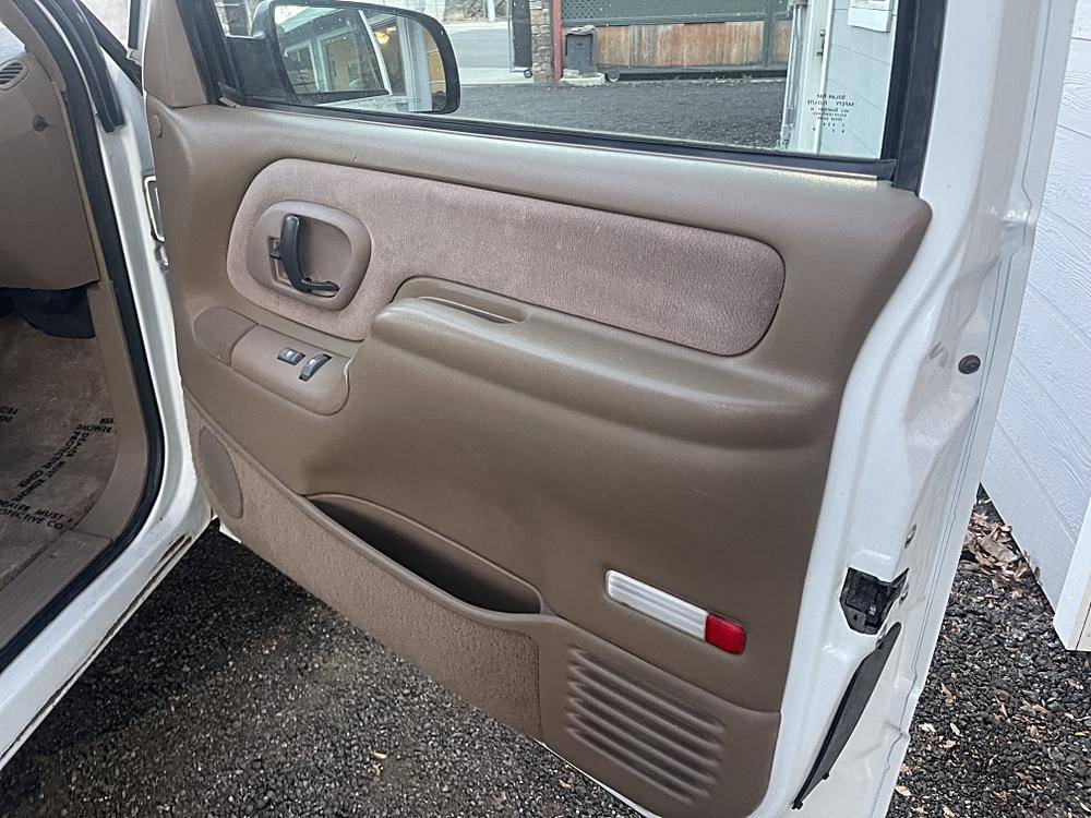 Chevrolet-suburban-12-ton-nominal-1995-white-42