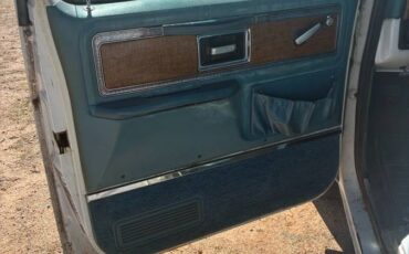 Chevrolet-suburban-1500-1977-white-10