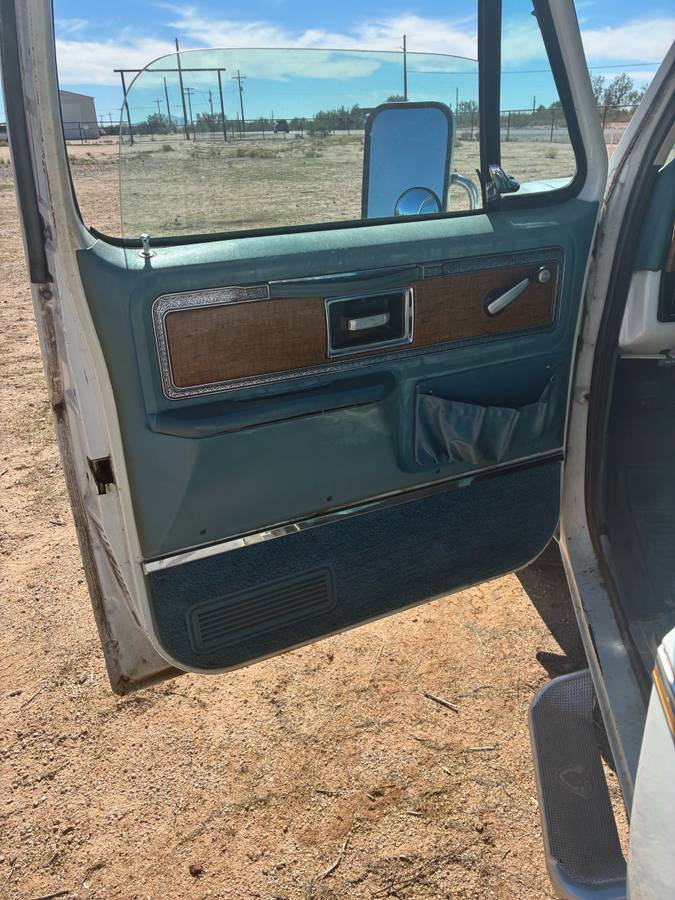 Chevrolet-suburban-1500-1977-white-10
