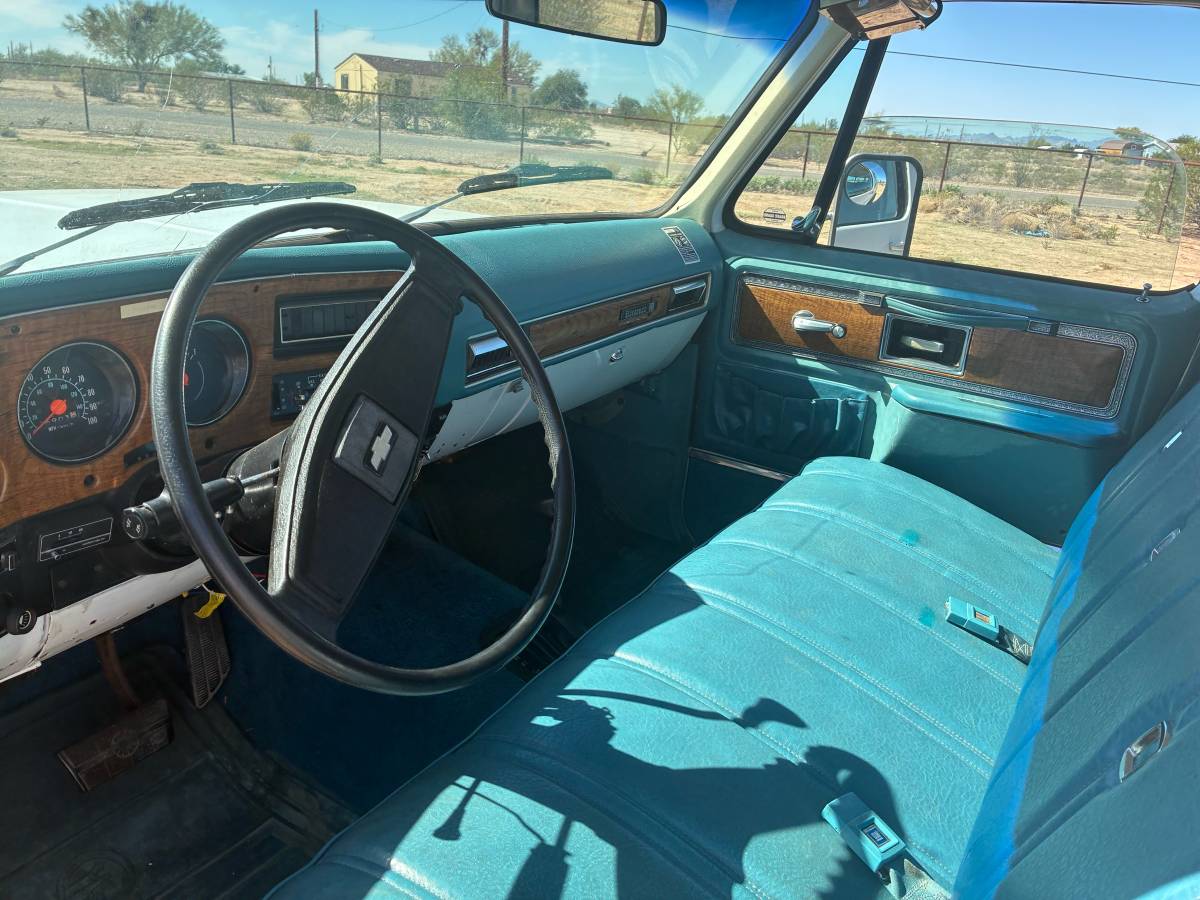 Chevrolet-suburban-1500-1977-white-11