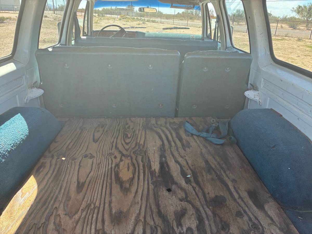 Chevrolet-suburban-1500-1977-white-13