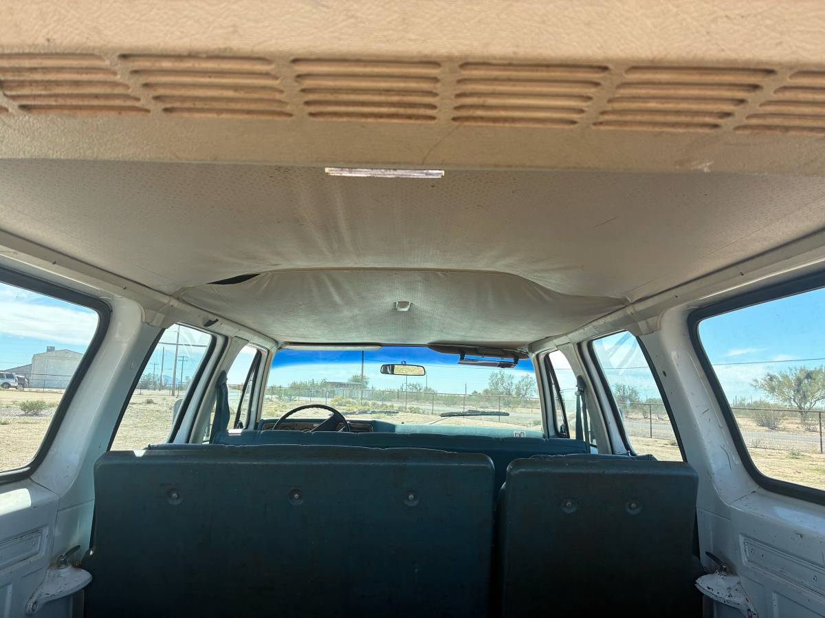 Chevrolet-suburban-1500-1977-white-14