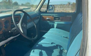 Chevrolet-suburban-1500-1977-white-15
