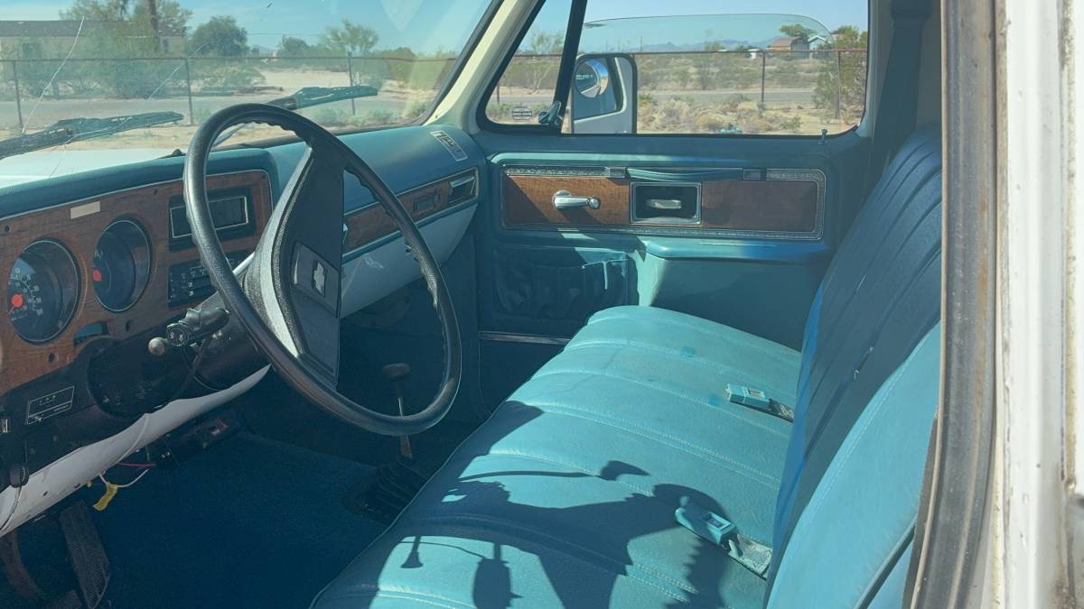 Chevrolet-suburban-1500-1977-white-15
